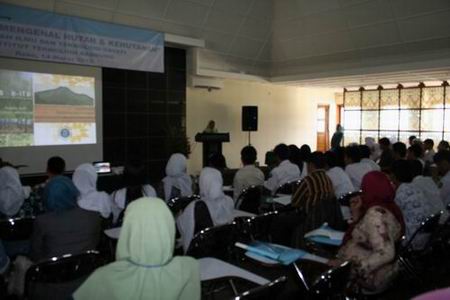 Workshop Mengenal Hutan dan Kehutanan Mendapat Respon Luar Biasa dari Siswa-Siswi dan Guru-Guru SMA se Bandung Raya